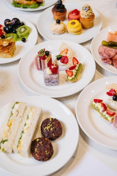 Selección de petit fours, sándwiches y pasteles del afternoon tea en Sheraton Grand Sydney Hyde Park
