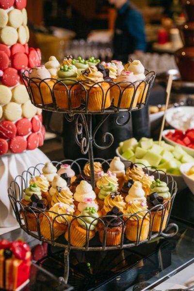 Expositor de dos pisos con cupcakes decorados en el buffet del Sheraton Grand Sydney Hyde Park