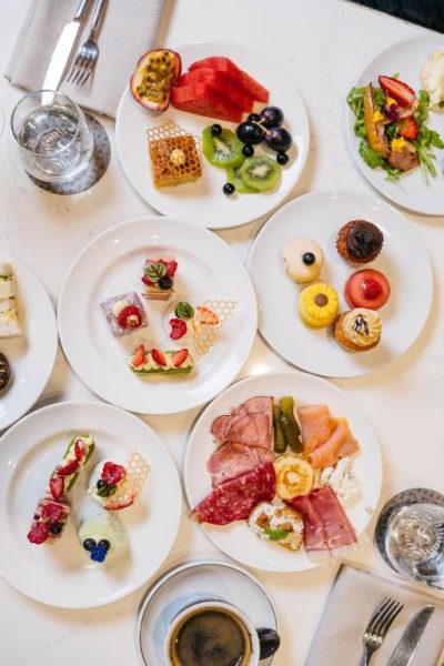 Selección de desayuno brunch con frutas, embutidos y postres del Sheraton Grand Sydney Hyde Park