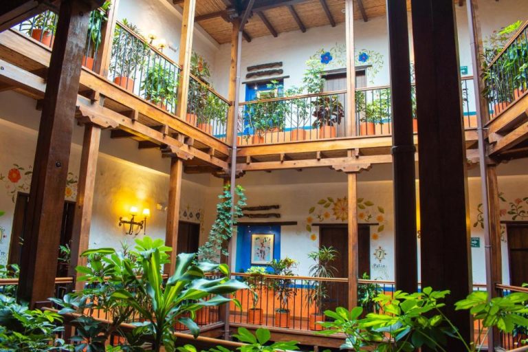 Patio interior colonial con balcones de madera y plantas del Hotel Boutique La Casona de la Ronda