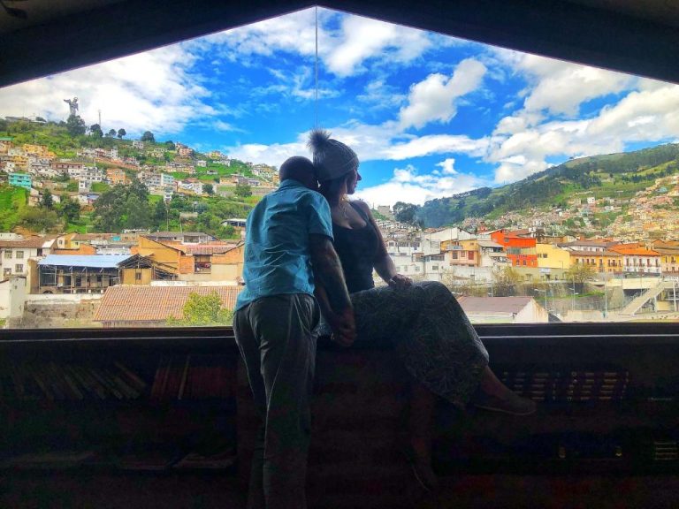 Pareja disfrutando de la vista panorámica de Quito desde La Casona de la Ronda Hotel Boutique
