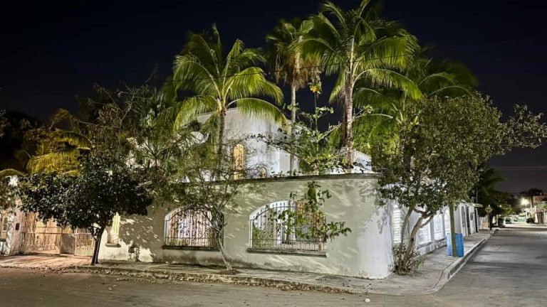Fachada exterior del Hotel Claro de Luna de noche, con palmeras tropicales y arquitectura blanca colonial