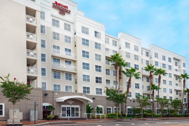 Fachada exterior del Residence Inn Tampa Downtown con palmeras y entrada principal al hotel
