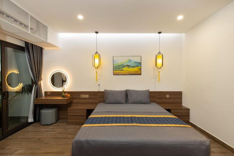 Habitación doble con decoración asiática y lámparas colgantes doradas en Hai Hội Villa Hoi An