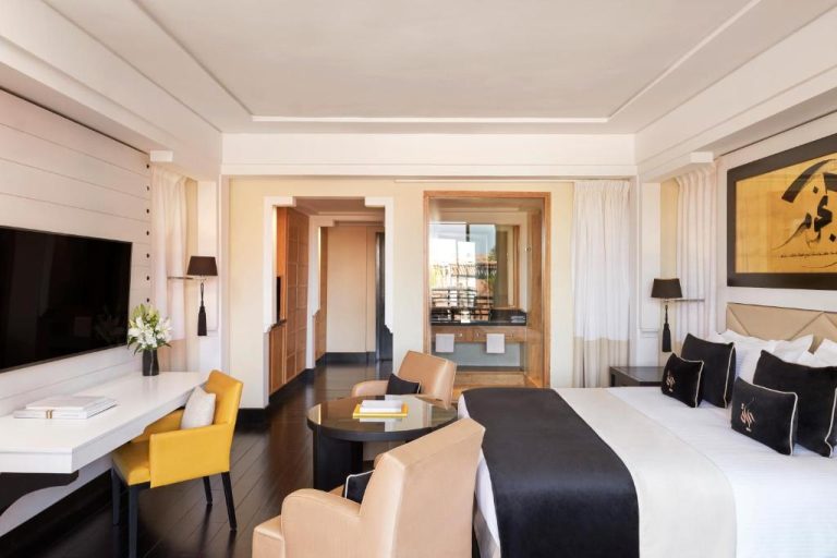 Habitación deluxe con cama king y zona de estar del Hôtel Barrière Le Naoura en Marrakech