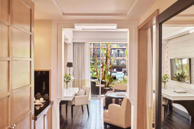 Suite con terraza y vistas a la piscina exterior en Hôtel Barrière Le Naoura Marrakech