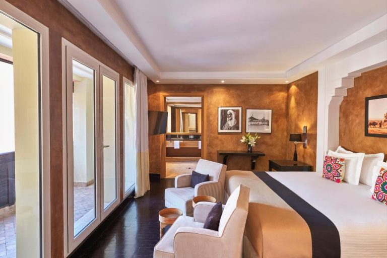 Habitación deluxe con decoración árabe y terraza privada en Hôtel Barrière Le Naoura Marrakech