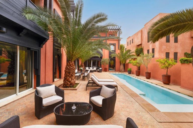 Piscina privada con terraza y palmeras en Hôtel & Ryads Barrière Le Naoura Marrakech