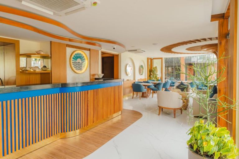 Recepción moderna con diseño náutico y zona lounge del UMET Seaview Hotel con vistas al mar