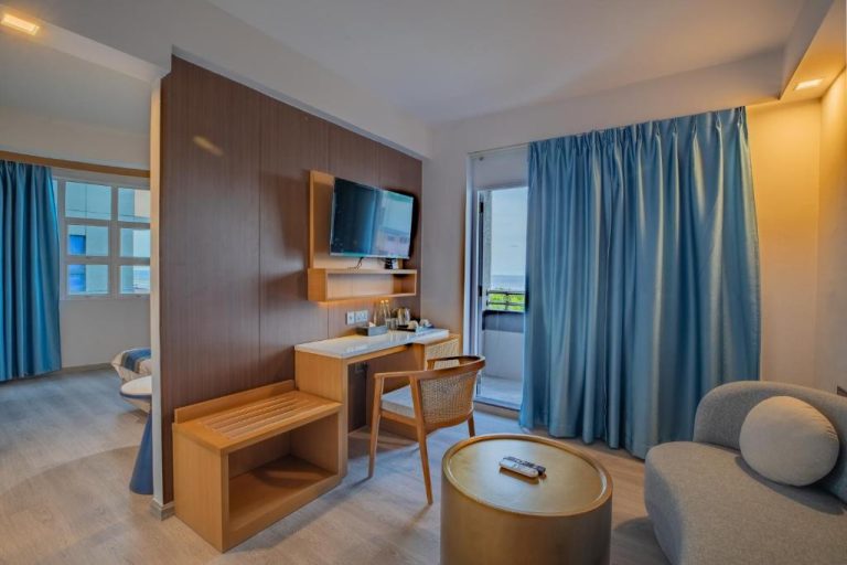 Habitación moderna con escritorio, TV y terraza con vistas al mar en el UMET Seaview Hotel
