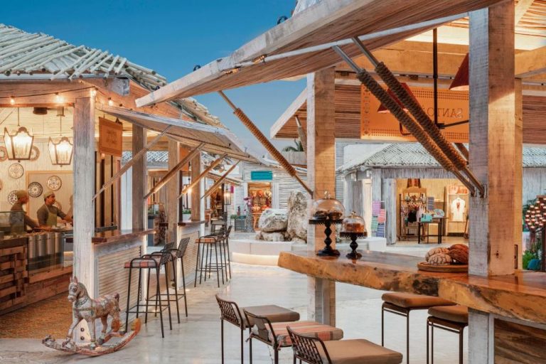 Área de bar y tiendas al aire libre con diseño tropical en Jungala Hotel VidantaWorld Riviera Maya