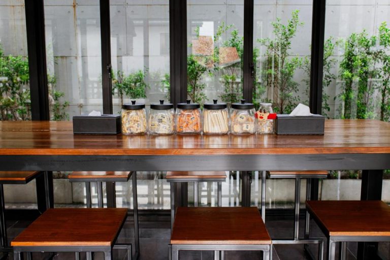 Barra de comedor con tarros de snacks y aperitivos en el hotel NANEE Phra Singh Chiang Mai