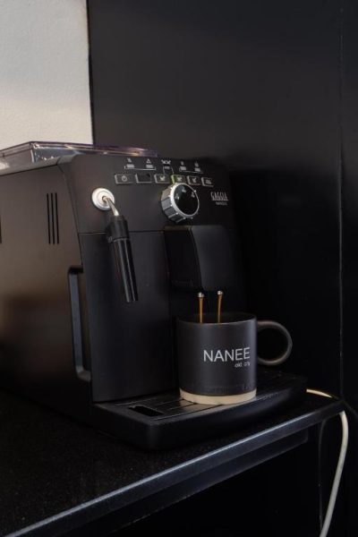 Cafetera automática Gaggia preparando café en la habitación del hotel NANEE Phra Singh