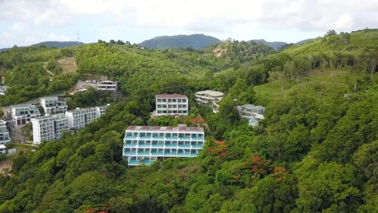 Vista aérea del Amala Grand Bleu Resort Hilltops rodeado de exuberante vegetación tropical en colinas de Phuket