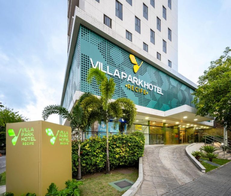 Fachada exterior del Villa Park Hotel Recife con entrada principal y jardines tropicales