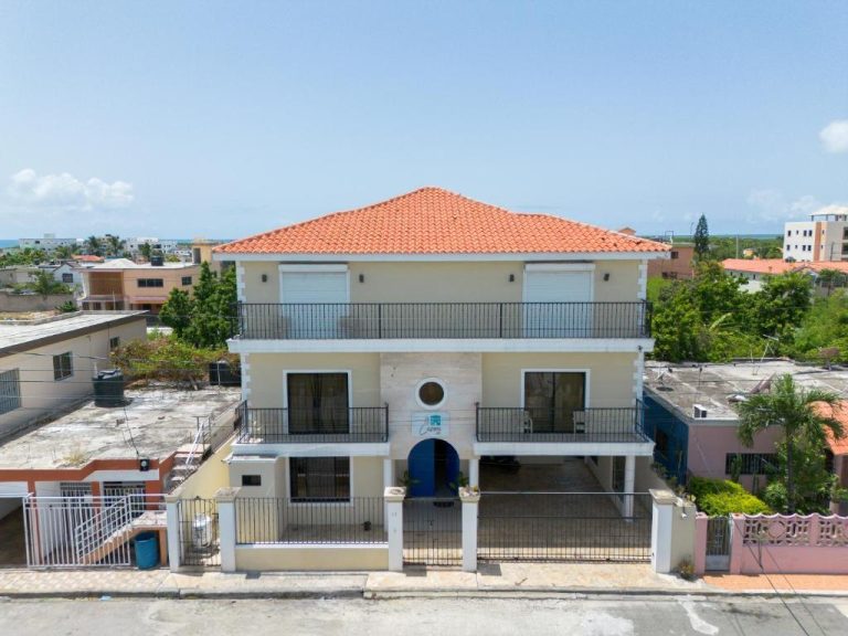 Fachada exterior del Hotel La Casona MC con balcones y tejado rojo en zona residencial caribeña