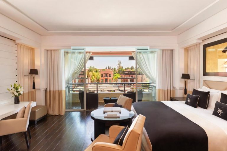 Habitación deluxe con balcón y vistas al resort en Hôtel & Ryads Barrière Le Naoura Marrakech