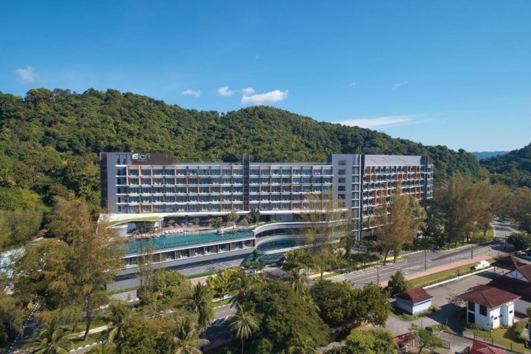 Vista aérea del Hotel Aloft Marriott Langkawi Pantai Tengah con piscina exterior y montaña tropical