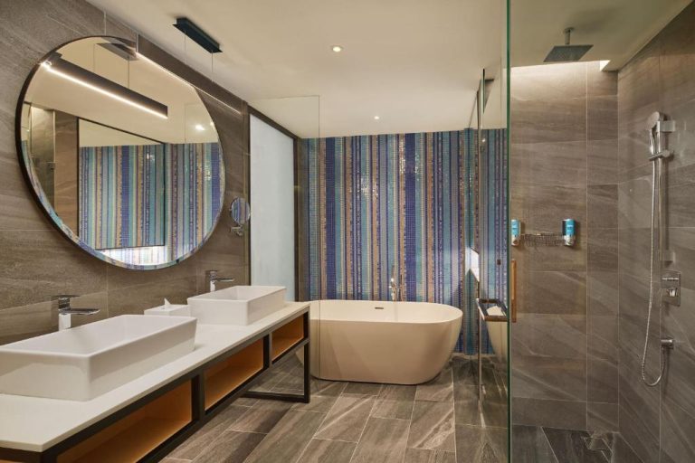 Baño de lujo con bañera exenta y ducha en el Aloft by Marriott Langkawi Pantai Tengah