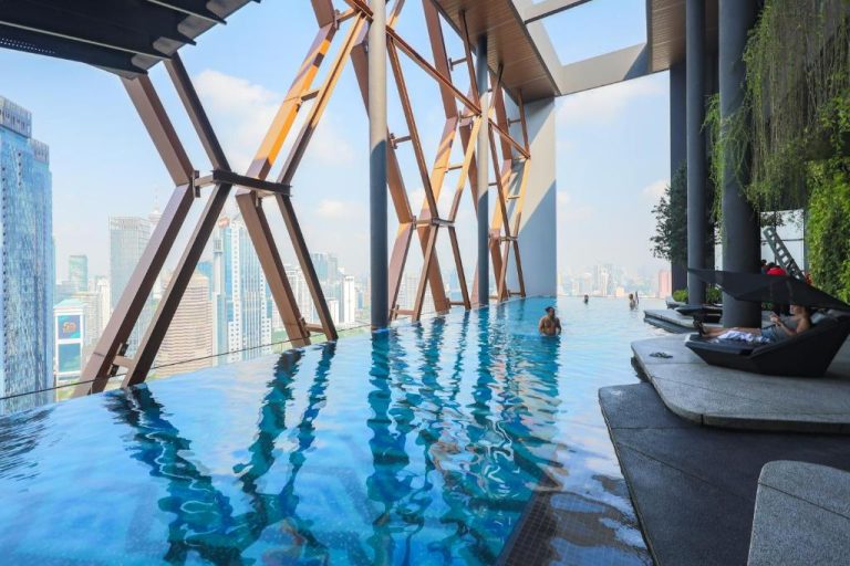 Piscina infinita en la azotea del Scarletz Suites KLCC con vistas panorámicas al skyline de Kuala Lumpur