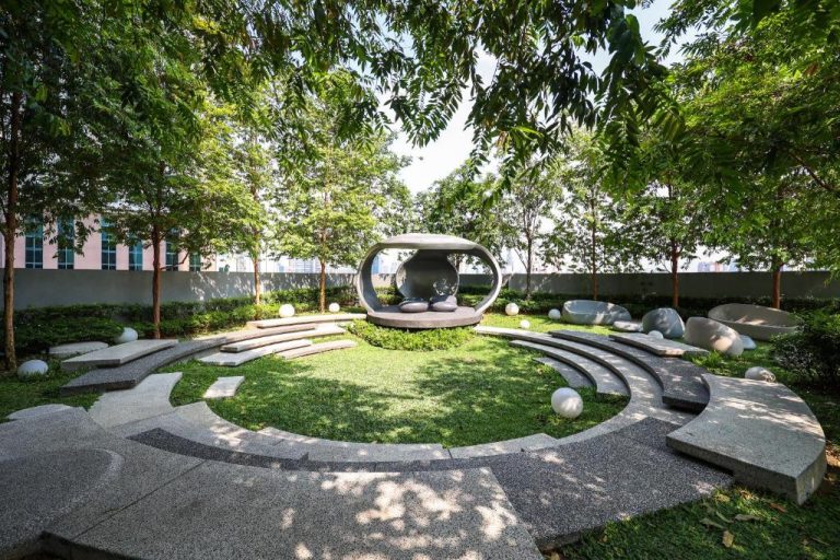 Jardín zen con pérgola moderna y zonas de descanso en Scarletz Suites KLCC by MyKey