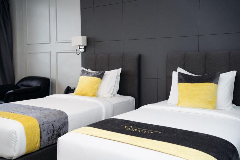 Habitación twin de lujo con decoración en negro y amarillo en Manhattan Business Hotel de Maldivas