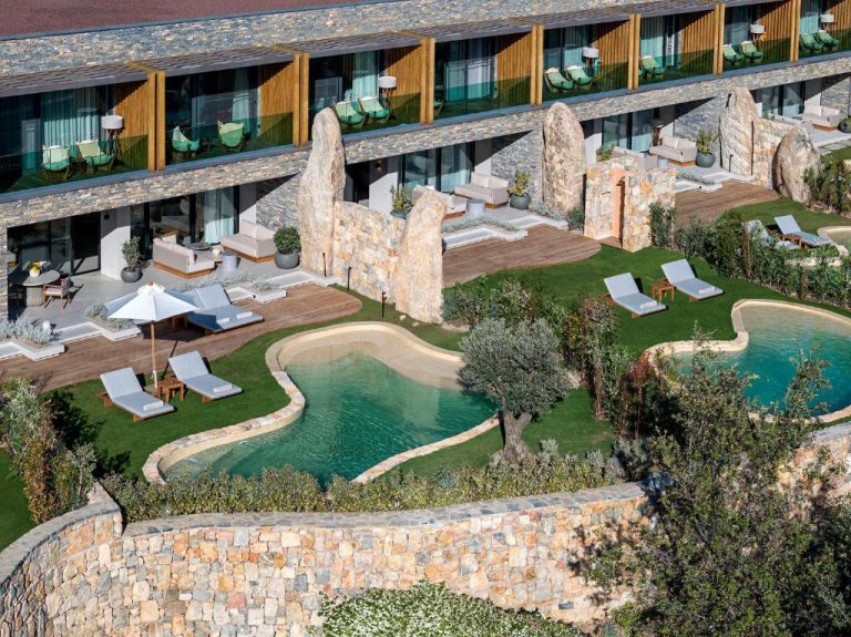 Vista aérea de la piscina natural y jardines con tumbonas del Lujo Hotel Bodrum