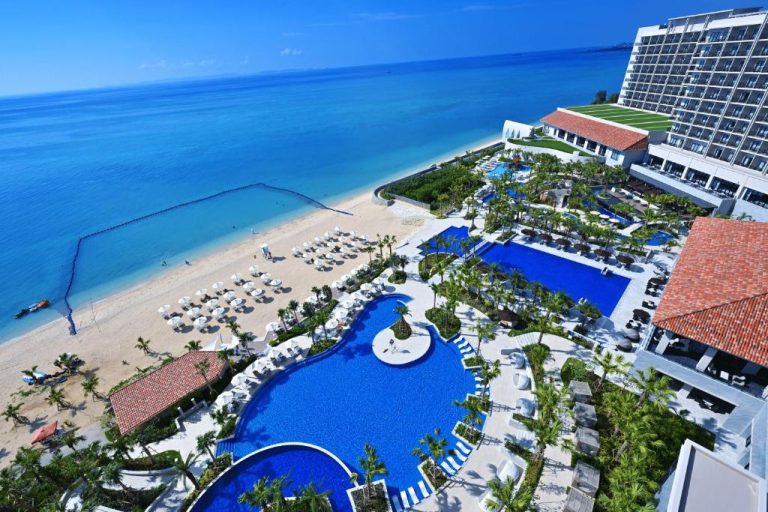 Vista aérea de las piscinas exteriores y playa del Ryukyu Hotel & Resort Nashiro Beach en Okinawa