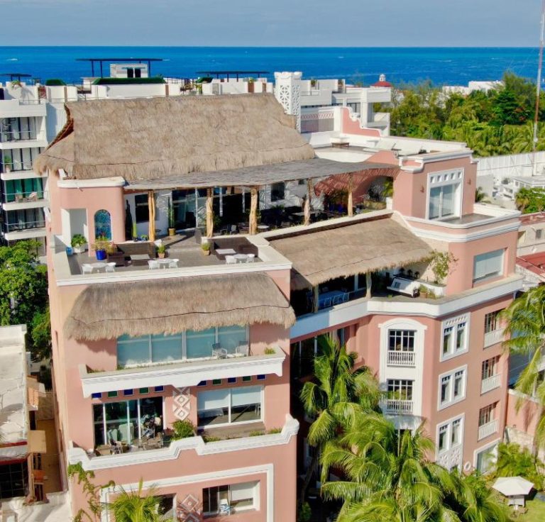 Vista aérea de la terraza con palapa y jardín del Casa Tortugas Boutique Hotel en Cancún con vistas al mar
