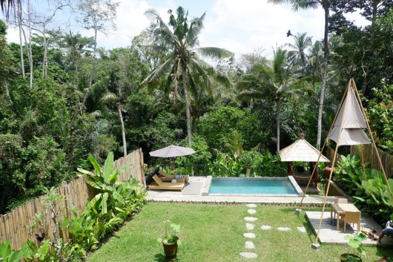 Piscina privada con jardín tropical y hamacas en Pitu a Punggul Village Escape en Bali