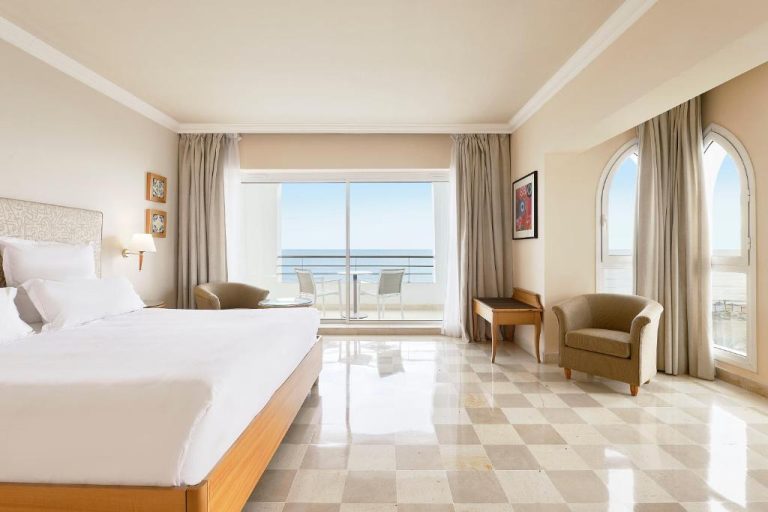 Habitación doble con vistas al mar y balcón privado en Iberostar Selection Kantaoui Bay