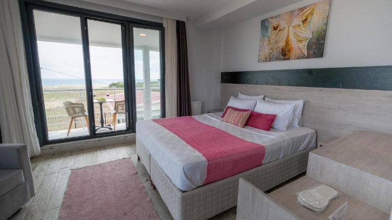 Habitación doble con cama matrimonial y balcón con vistas al mar en Yalıköy Deniz Otel Istanbul