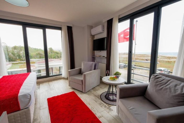 Habitación doble con vista al mar y bandera turca en Yalıköy Deniz Otel Istanbul