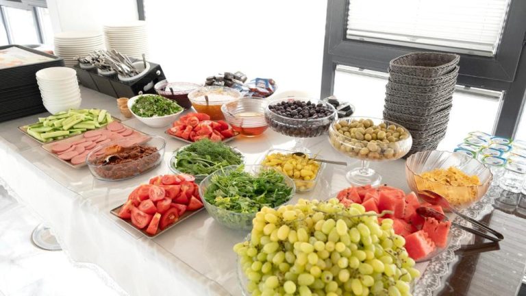 Buffet de desayuno con frutas, verduras y embutidos frescos en Yalıköy Deniz Otel Istanbul