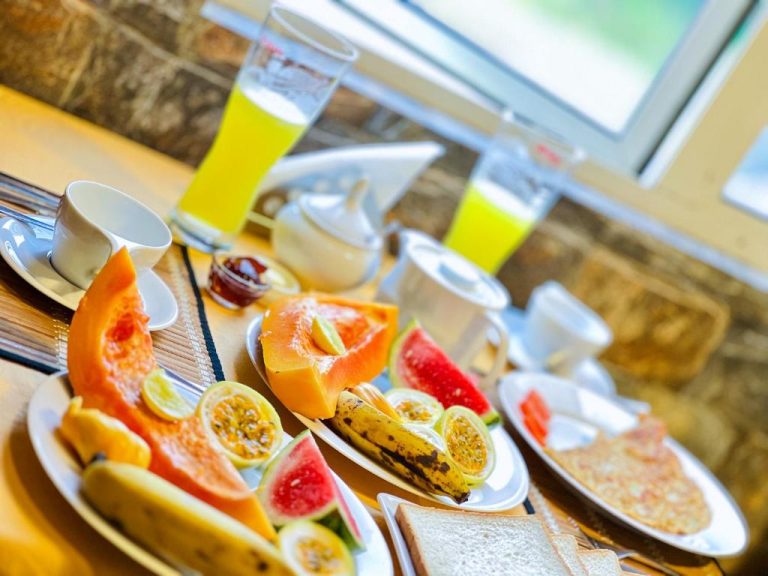 Desayuno buffet con frutas tropicales, zumo natural y tostadas en el Hotel Dorset