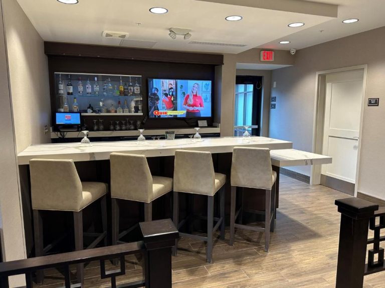 Bar lounge con barra de mármol y taburetes del Residence Inn by Marriott Indianapolis South Greenwood