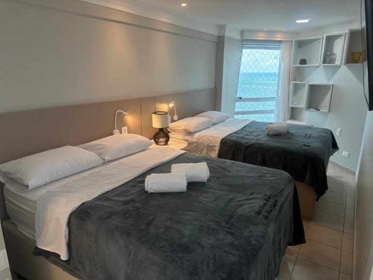 Habitación doble con dos camas y vista al mar en el Flat Beira Mar Boa Viagem Recife