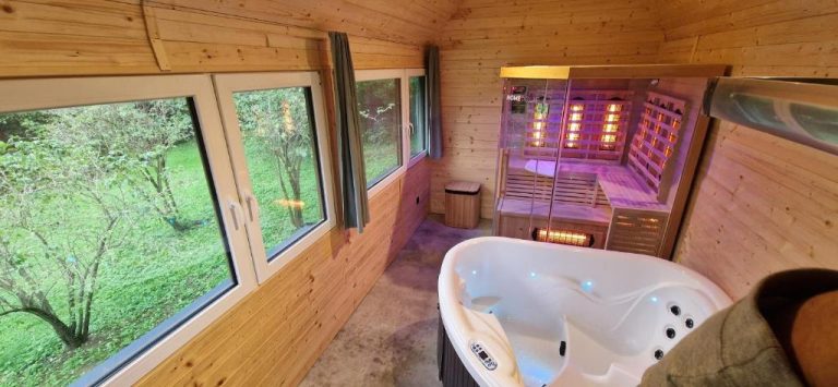 Jacuzzi y sauna de infrarrojos con iluminación púrpura en el Plitvice Inn con vistas al jardín