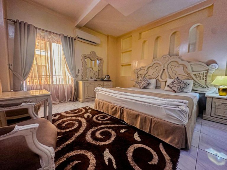 Habitación doble de lujo con cama king y cabecero ornamental en Riyam Hotel