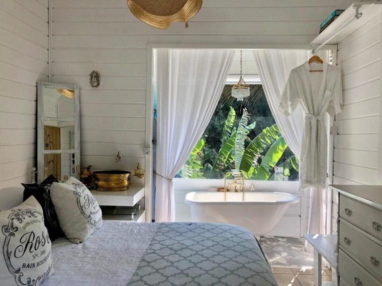 Habitación romántica con bañera exenta y vistas al jardín tropical en CasaIvan