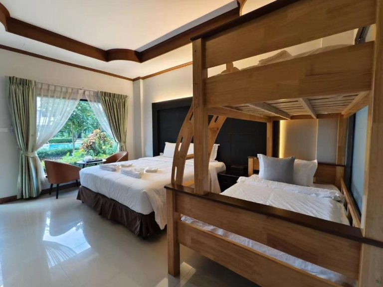 Habitación familiar con literas de madera y cama doble en Blue Carina Hotel Phuket