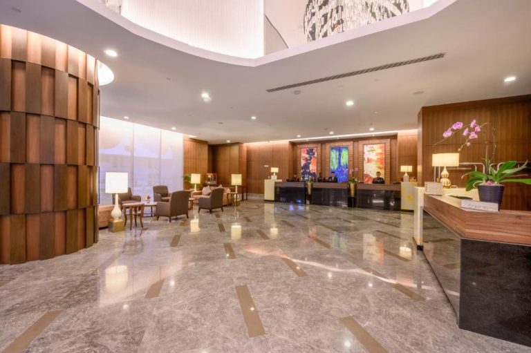 Amplio lobby con recepción de mármol y decoración moderna en el St Giles Wembley Penang