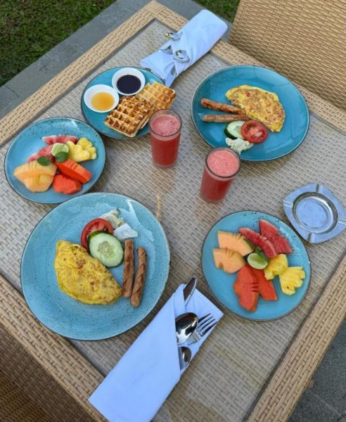 Desayuno con omelet, frutas tropicales, waffles y zumos frescos en Pitu Punggul Village Escape