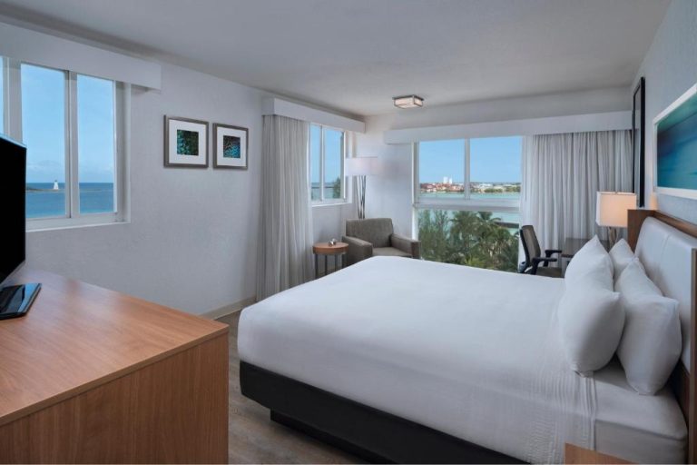 Habitación king con vista al mar y la bahía en Courtyard by Marriott Nassau Downtown Junkanoo Beach