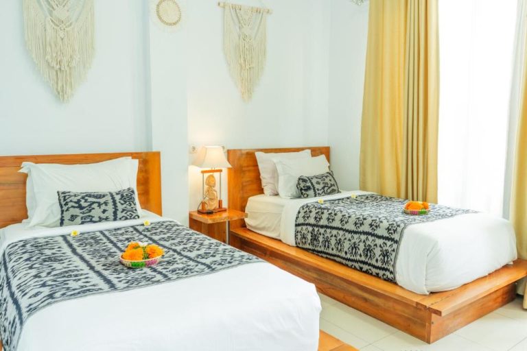 Habitación twin con dos camas y decoración balinesa en Amalla Lodge Penida by Omanera
