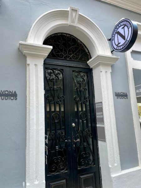 Entrada principal con puerta de hierro forjado y arco decorativo del Navona Studios Guest House
