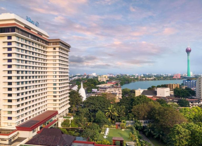 Vista aérea del Hilton Colombo Hotel con el lago Beira y la Torre Lotus al fondo