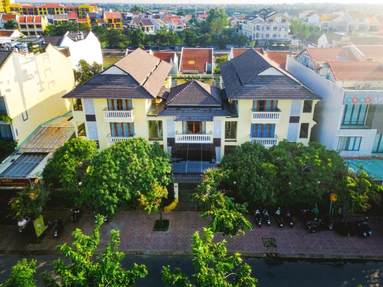 Vista aérea de la fachada exterior del Ancient Haven Central Boutique Hotel con jardines y tejado tradicional vietnamita