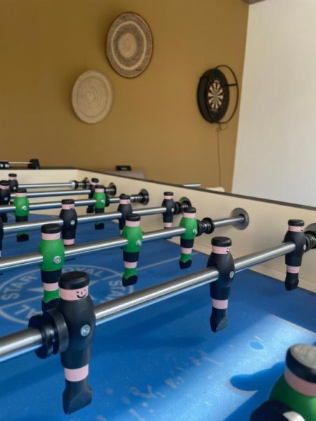 Mesa de futbolín con figuras verdes y negras en la sala de juegos del Walhalla Seahouse