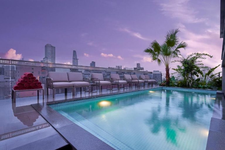 Piscina en la azotea con vistas al skyline de Ho Chi Minh City en La Siesta Premium Saigon Central
